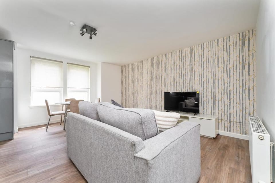 Spacious 2BR Springfield Flat with Free Parking Apartment in Glasgow