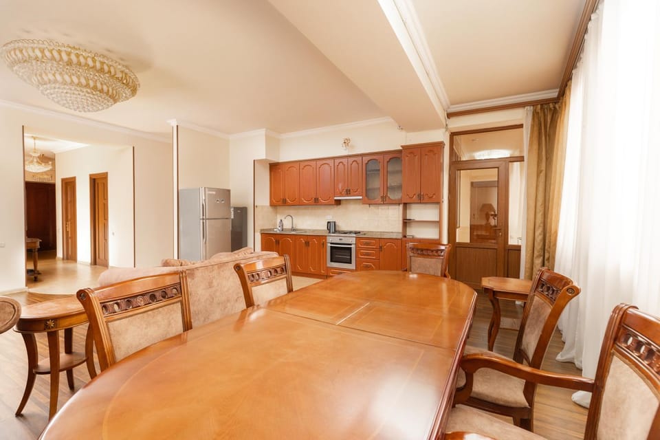 Kitchen or kitchenette, Dining area, oven, stove