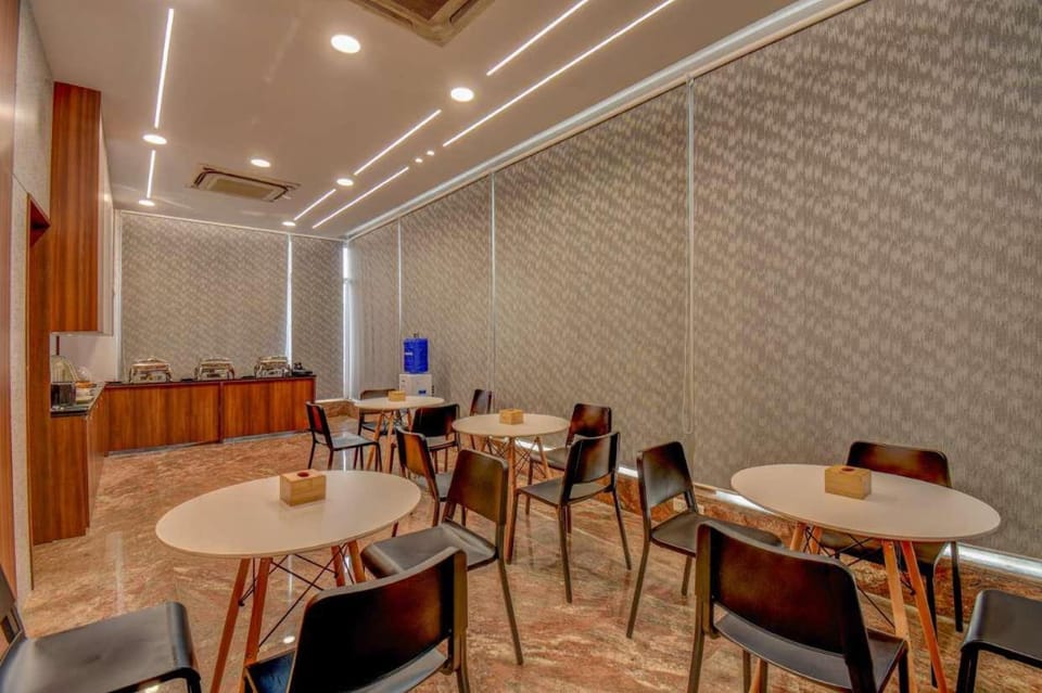 Restaurant/places to eat, Banquet/Function facilities, Seating area