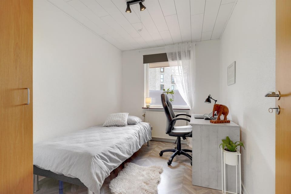 Photo of the whole room, Bedroom