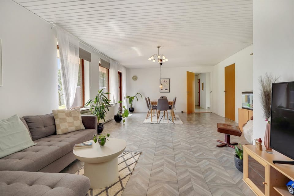 TV and multimedia, Living room, Seating area, Dining area