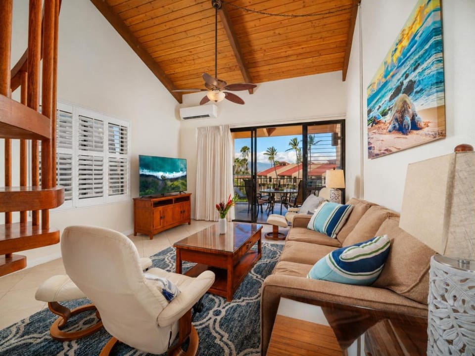 TV and multimedia, Living room, Seating area, air conditioner