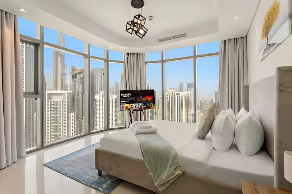 Bed, TV and multimedia, Living room, Photo of the whole room, Seating area, Bedroom, City view