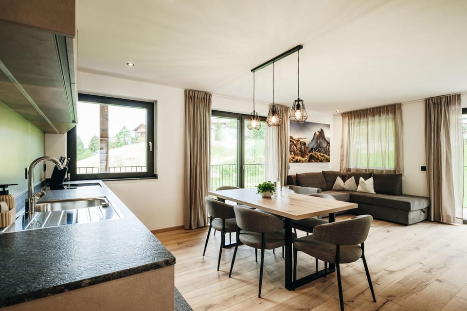 Kitchen or kitchenette, Living room, Seating area, Dining area, stove