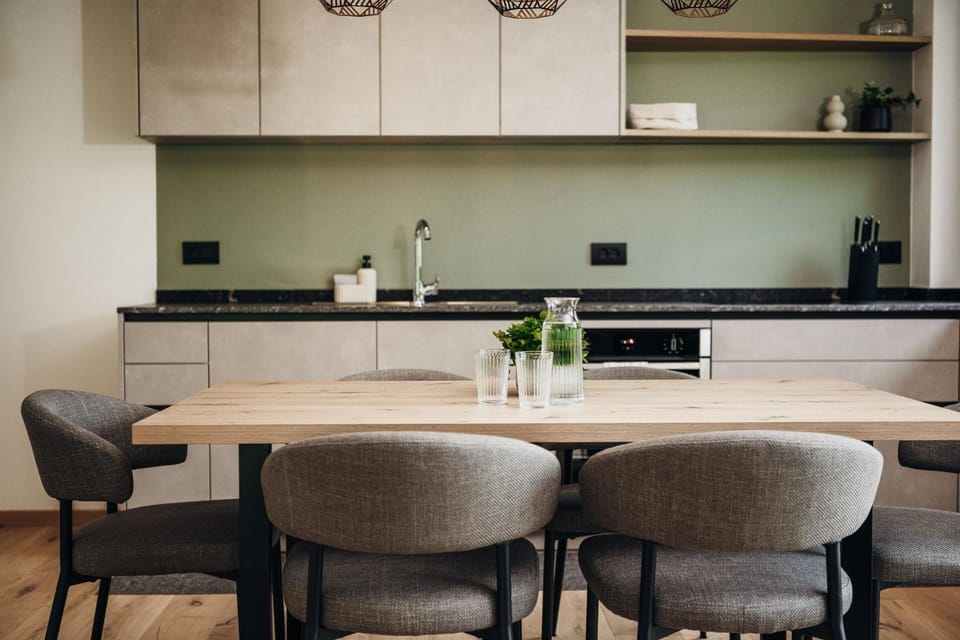 Kitchen or kitchenette, Dining area