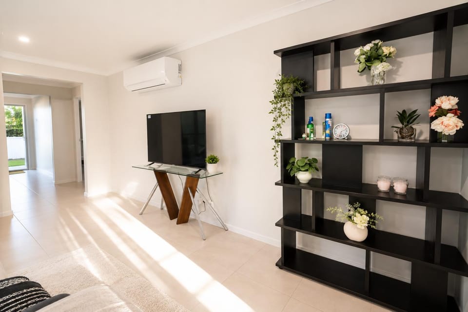 TV and multimedia, Living room, Seating area, air conditioner