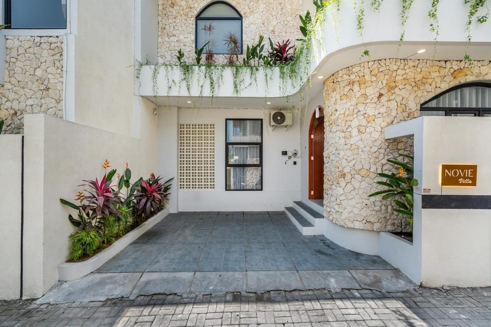 Property building, Facade/entrance, Parking