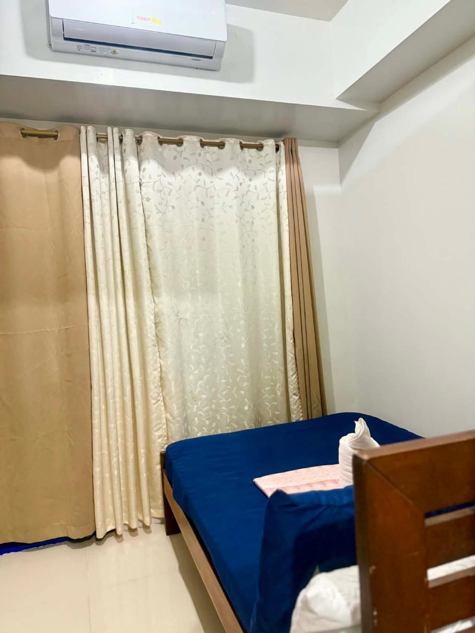 Bed, Bedroom, towels, air conditioner