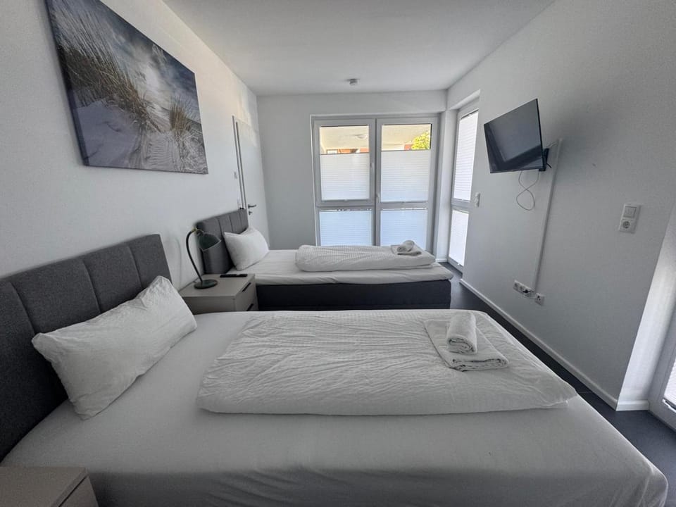 Bed, TV and multimedia, Photo of the whole room, Bedroom, towels