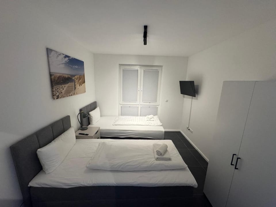 Bed, TV and multimedia, Photo of the whole room, Bedroom, towels