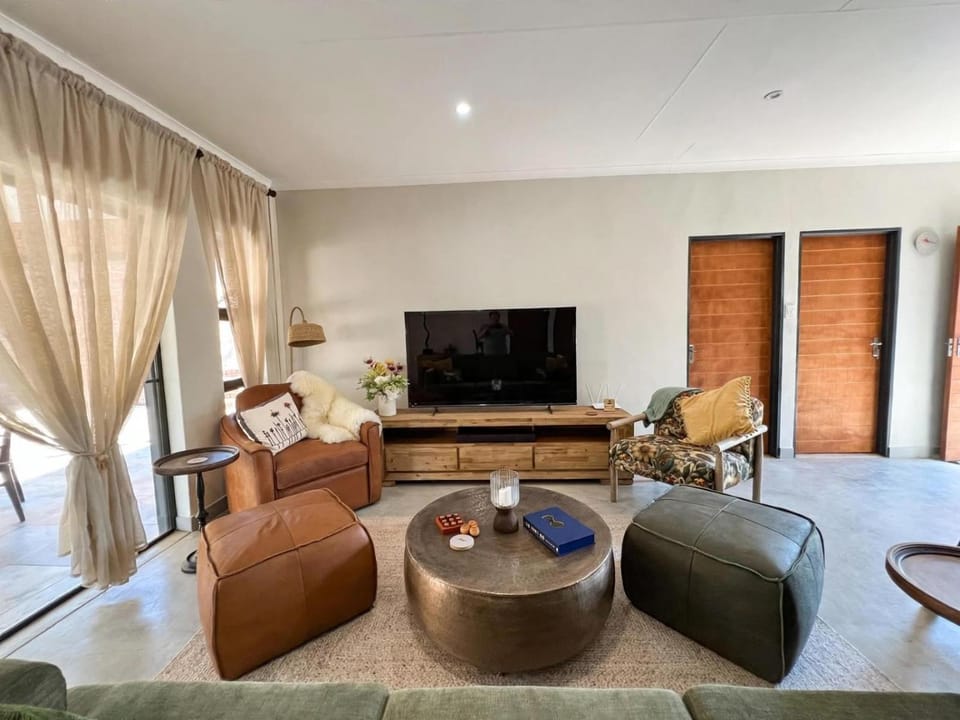 Communal lounge/ TV room