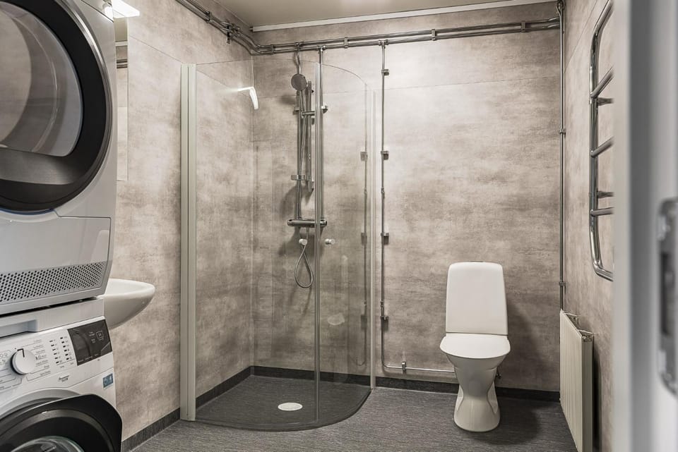 Shower, Toilet