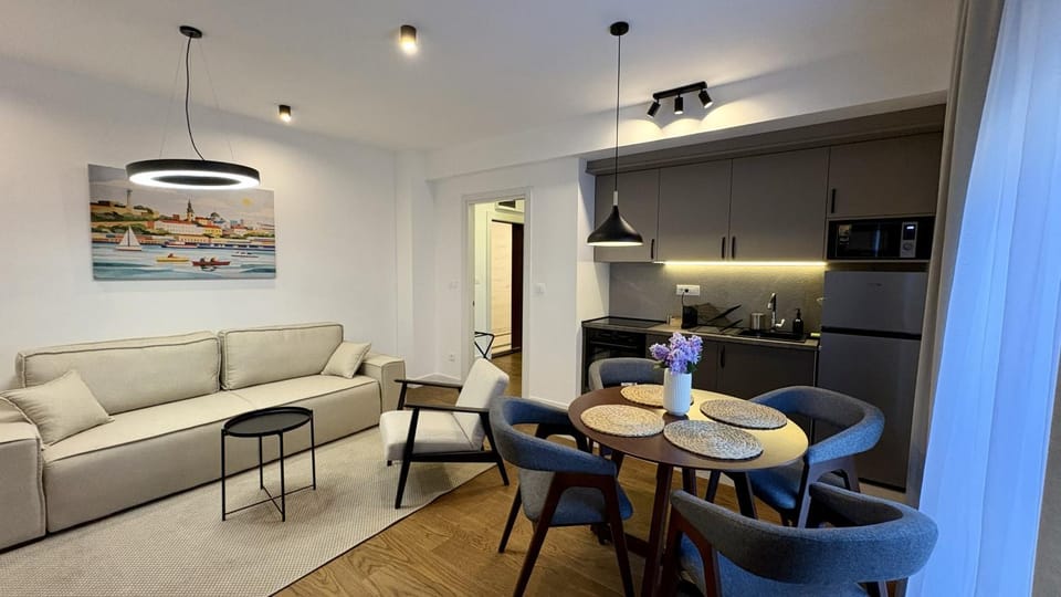 TV and multimedia, Kitchen or kitchenette, Living room, Seating area, Dining area