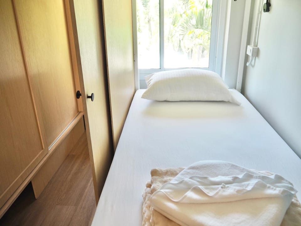 Bed, towels