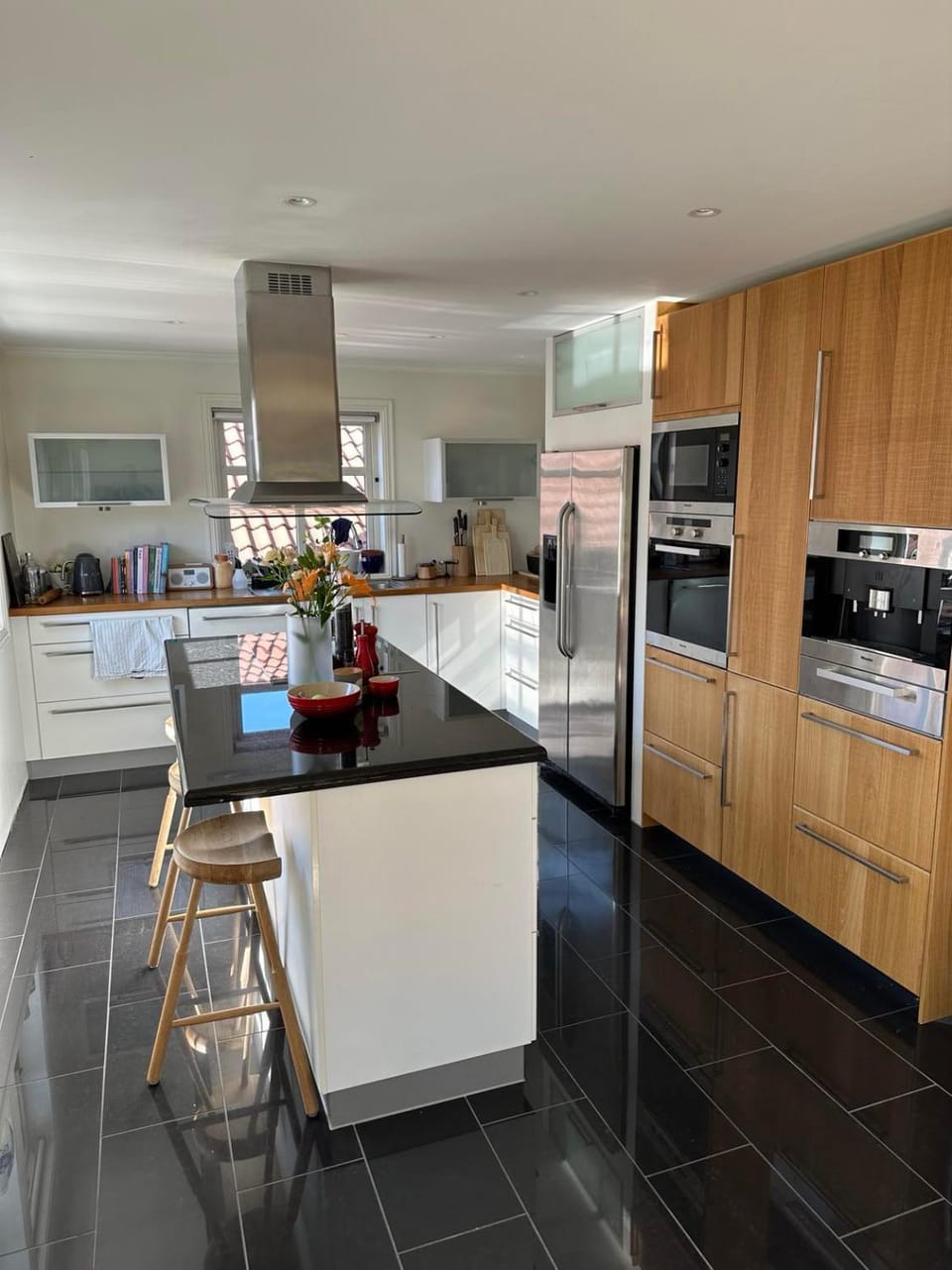 Coffee/tea facilities, Kitchen or kitchenette, Dining area, dishwasher, oven, stove