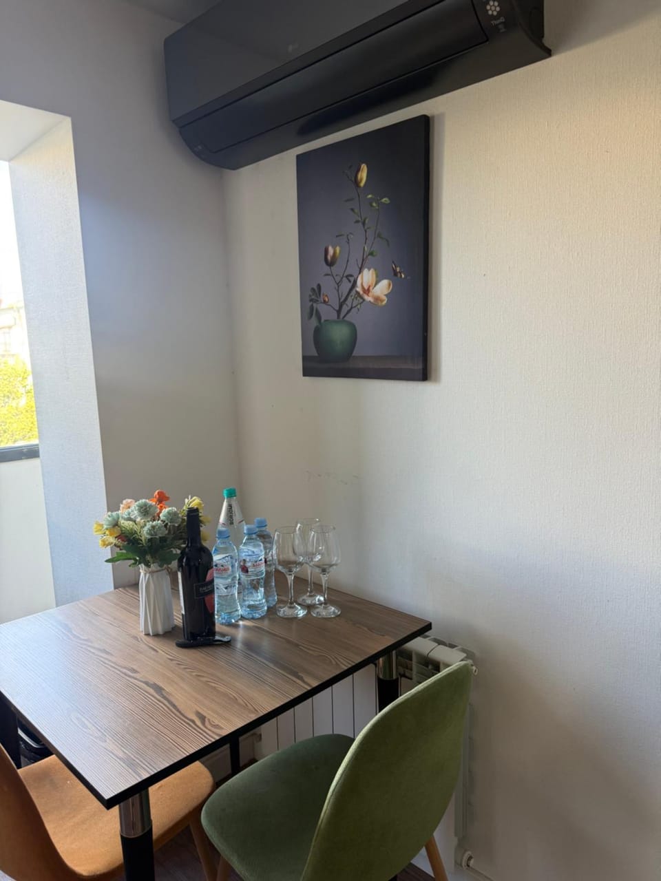 Living room, Seating area, Alcoholic drinks, Non alcoholic drinks