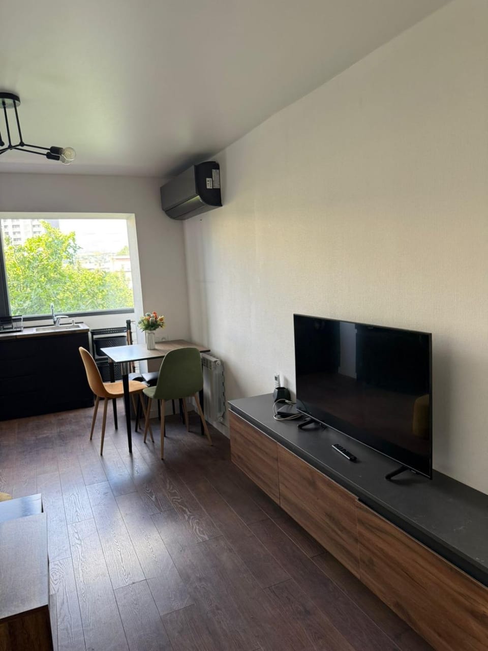 TV and multimedia, Living room, Seating area, Dining area