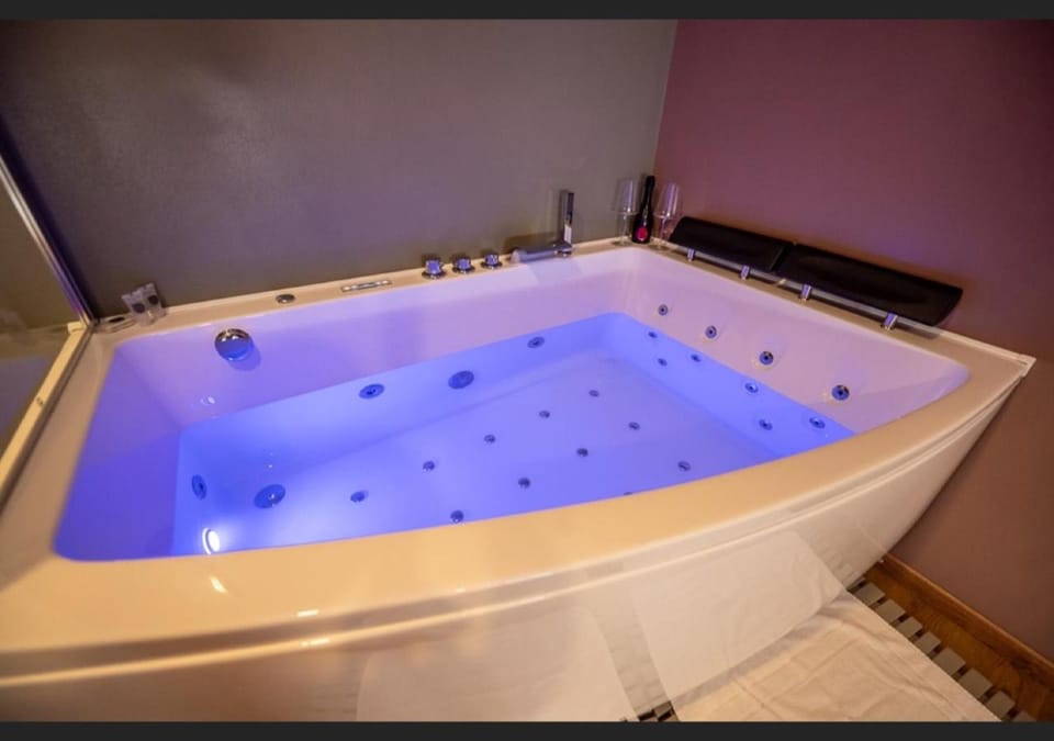 Hot Tub, Bath