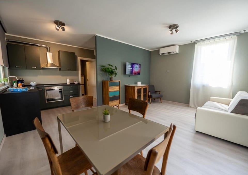 Communal lounge/ TV room, TV and multimedia, Kitchen or kitchenette, Living room, Seating area, Dining area, Evening entertainment, oven, pet friendly, stove