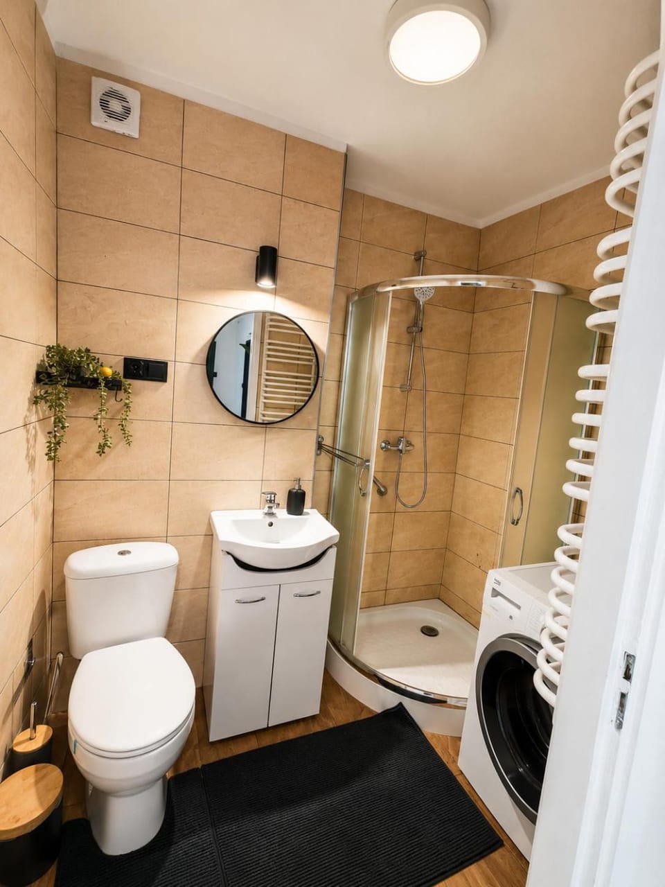 Zielone drzwi Apartment in Poland