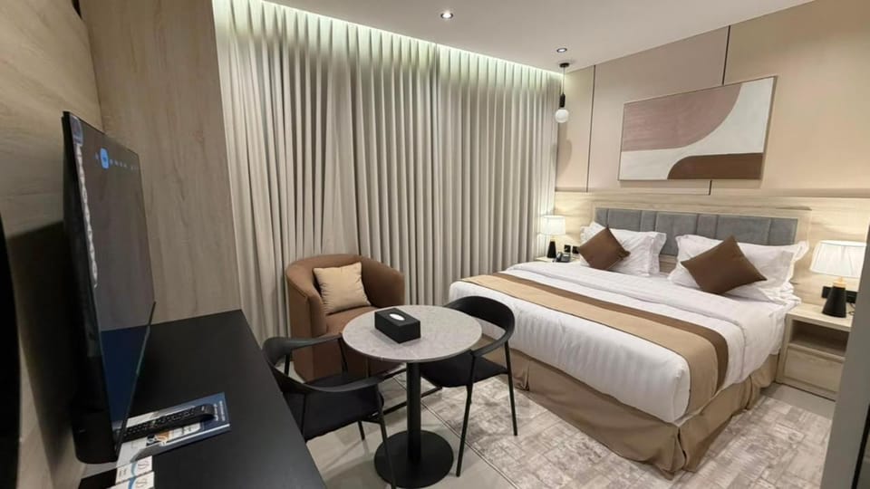 Bed, TV and multimedia, Photo of the whole room, Bedroom