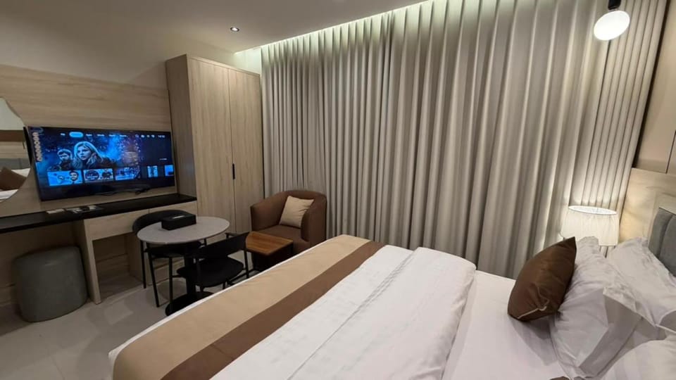 Bed, TV and multimedia, Bedroom