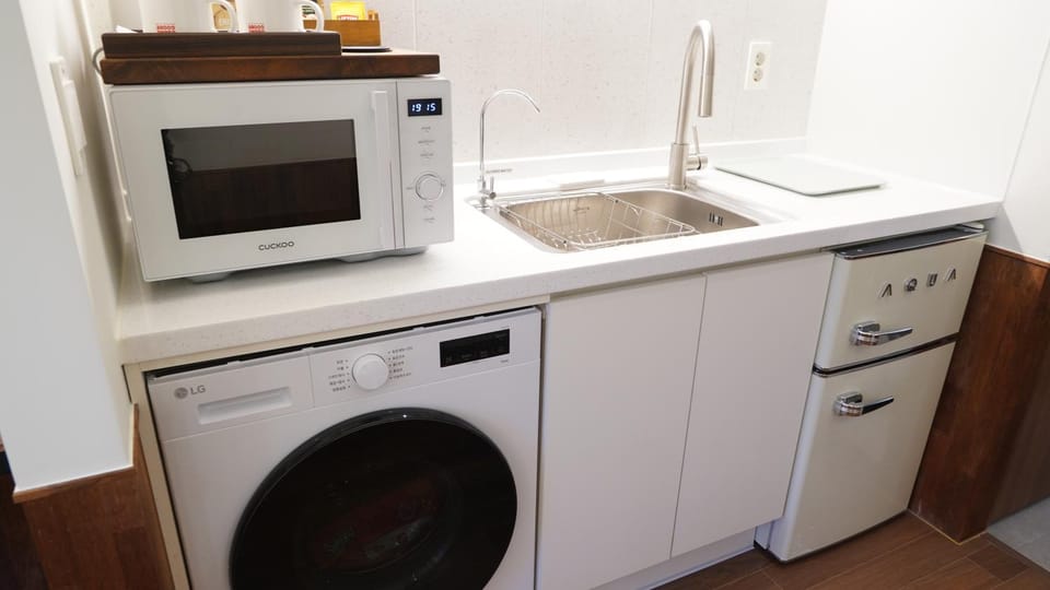 Kitchen or kitchenette, washing machine, dryer