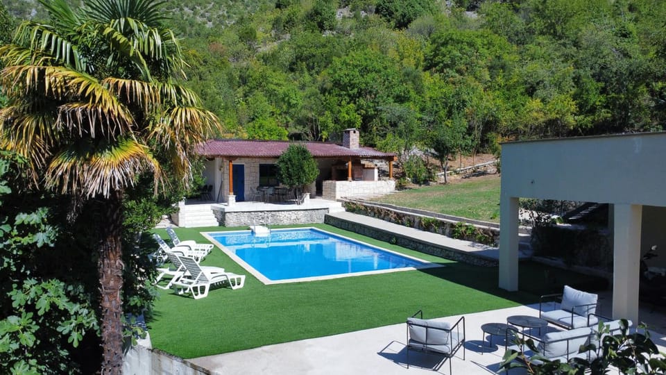 Property building, Natural landscape, Garden, Garden view, Mountain view, Pool view, Swimming pool, sunbed