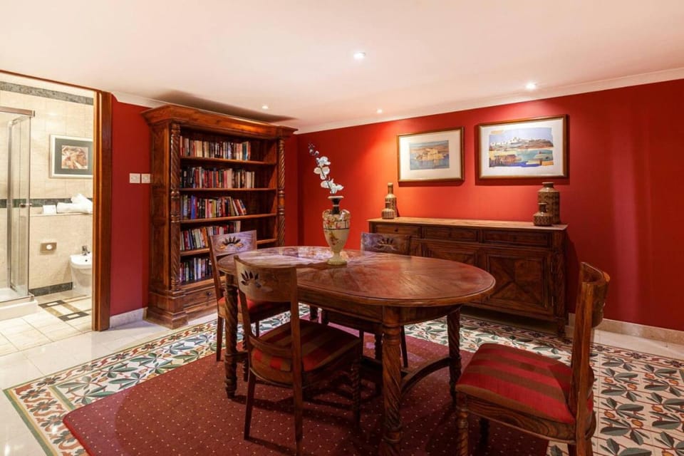 Library, Kitchen or kitchenette, Living room, Seating area, Dining area, oven