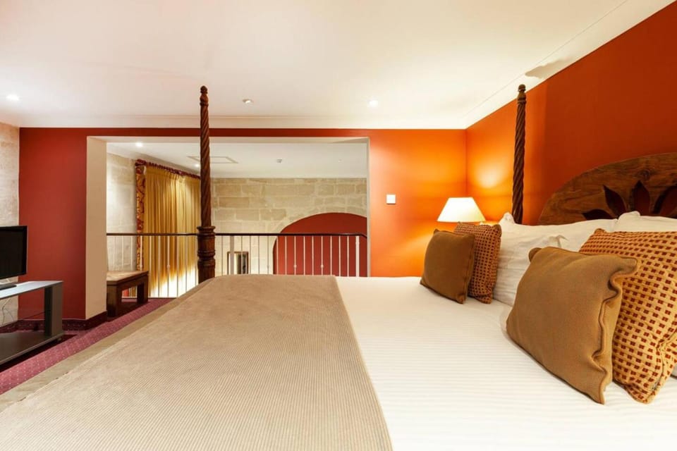 Communal lounge/ TV room, Bed, TV and multimedia, Photo of the whole room, Evening entertainment, Bedroom, hair dresser