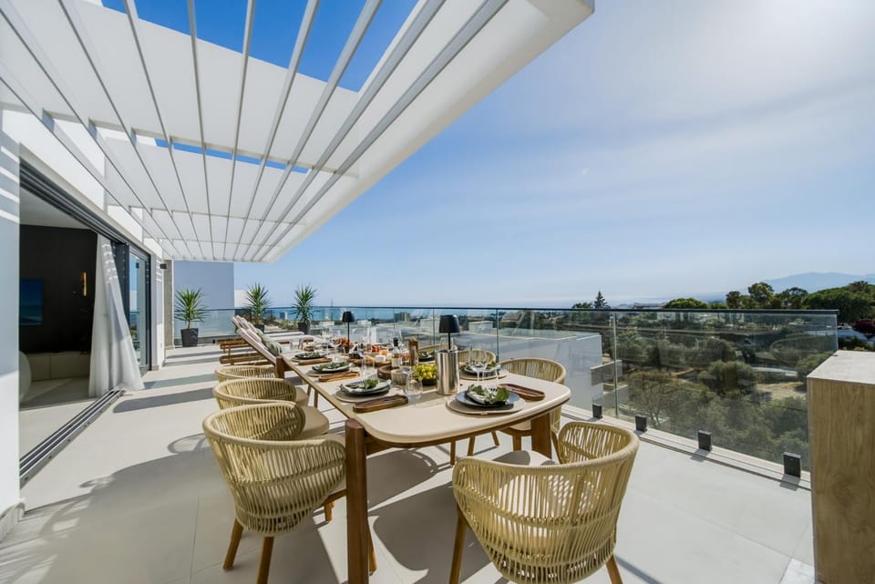 Natural landscape, Balcony/Terrace, Seating area, Dining area