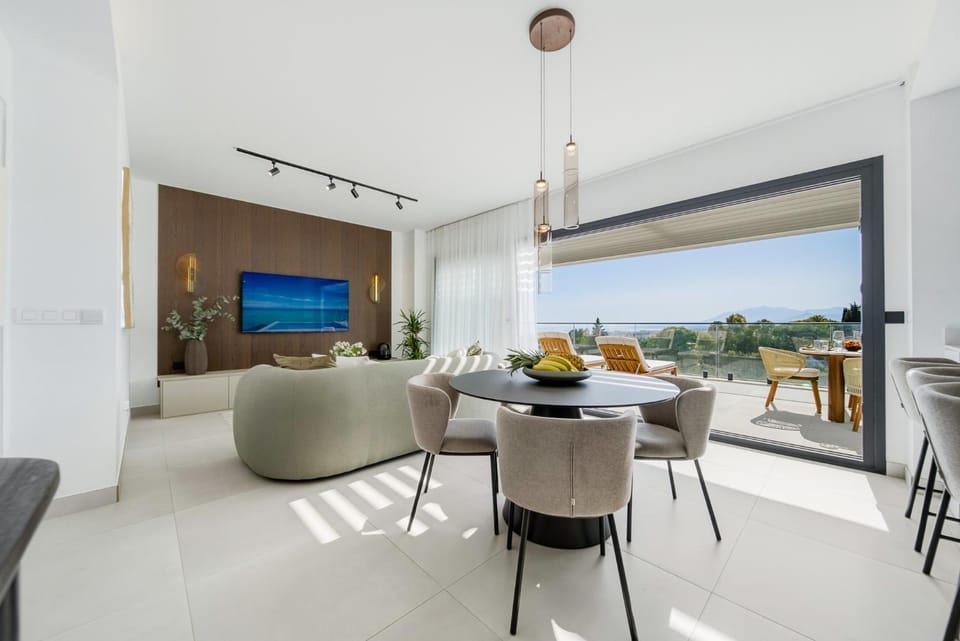 TV and multimedia, Living room, Seating area, Dining area