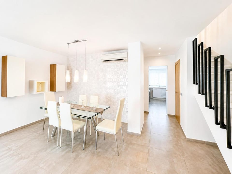 Living room, Seating area, Dining area, internet, air conditioner