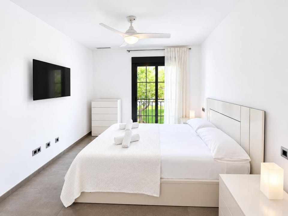 Bed, TV and multimedia, Photo of the whole room, Bedroom, towels