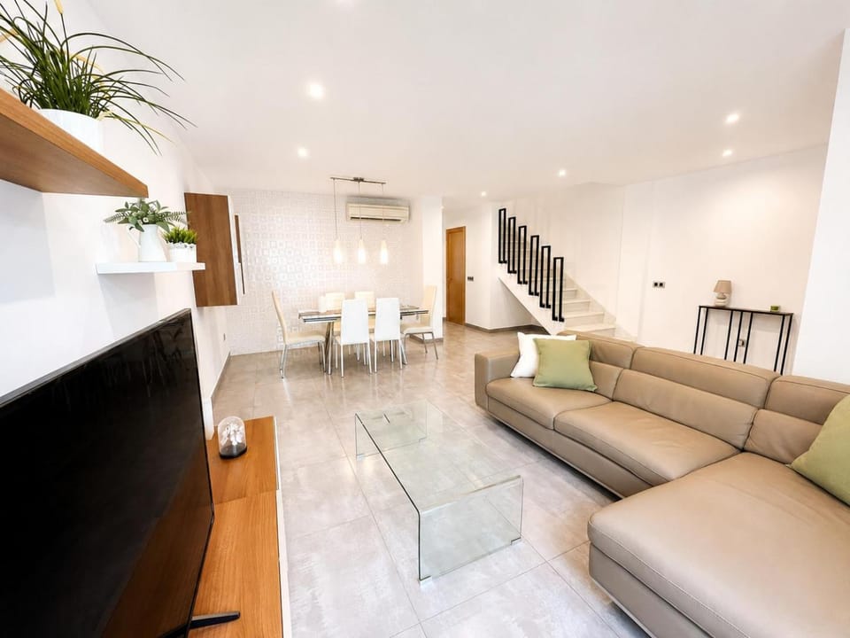 TV and multimedia, Living room, Seating area, Dining area, heating, internet, air conditioner