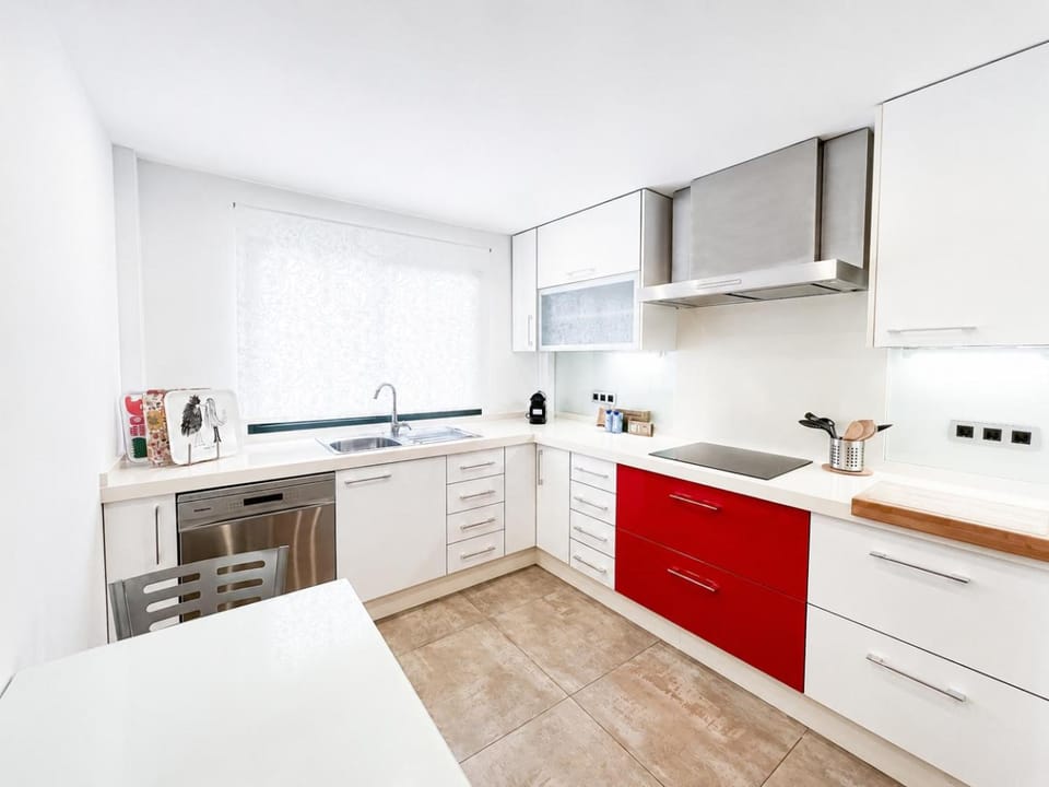 Coffee/tea facilities, Kitchen or kitchenette, dishwasher, oven, stove, toaster