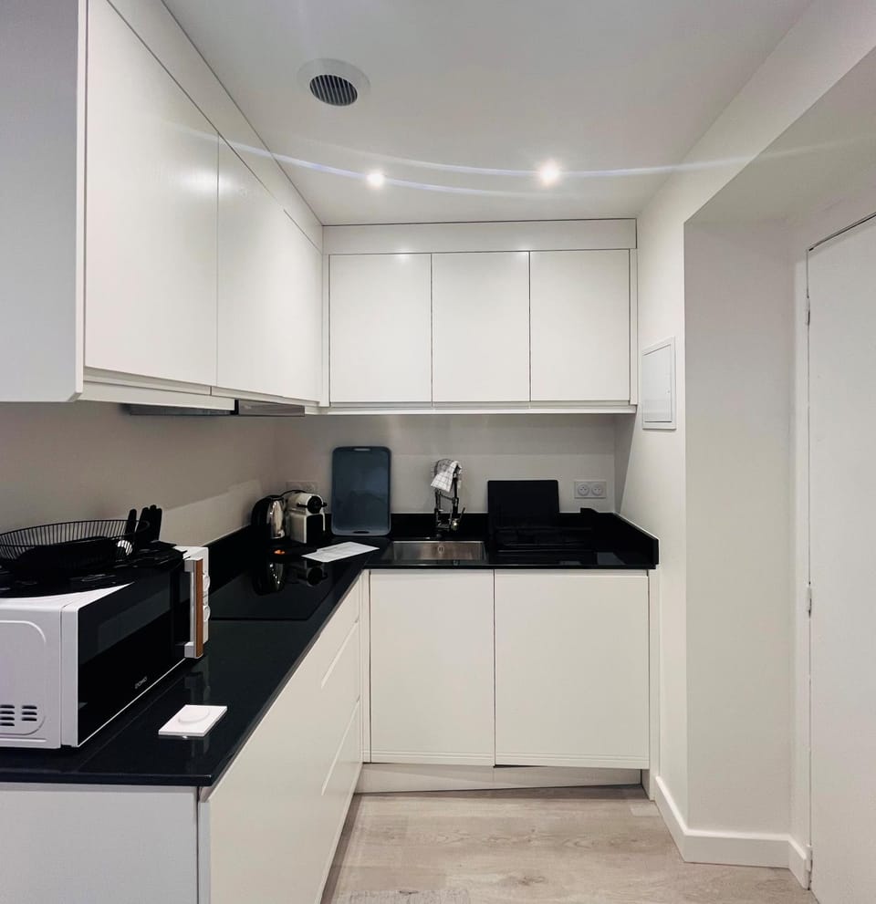 Coffee/tea facilities, Kitchen or kitchenette, dishwasher, oven, stove