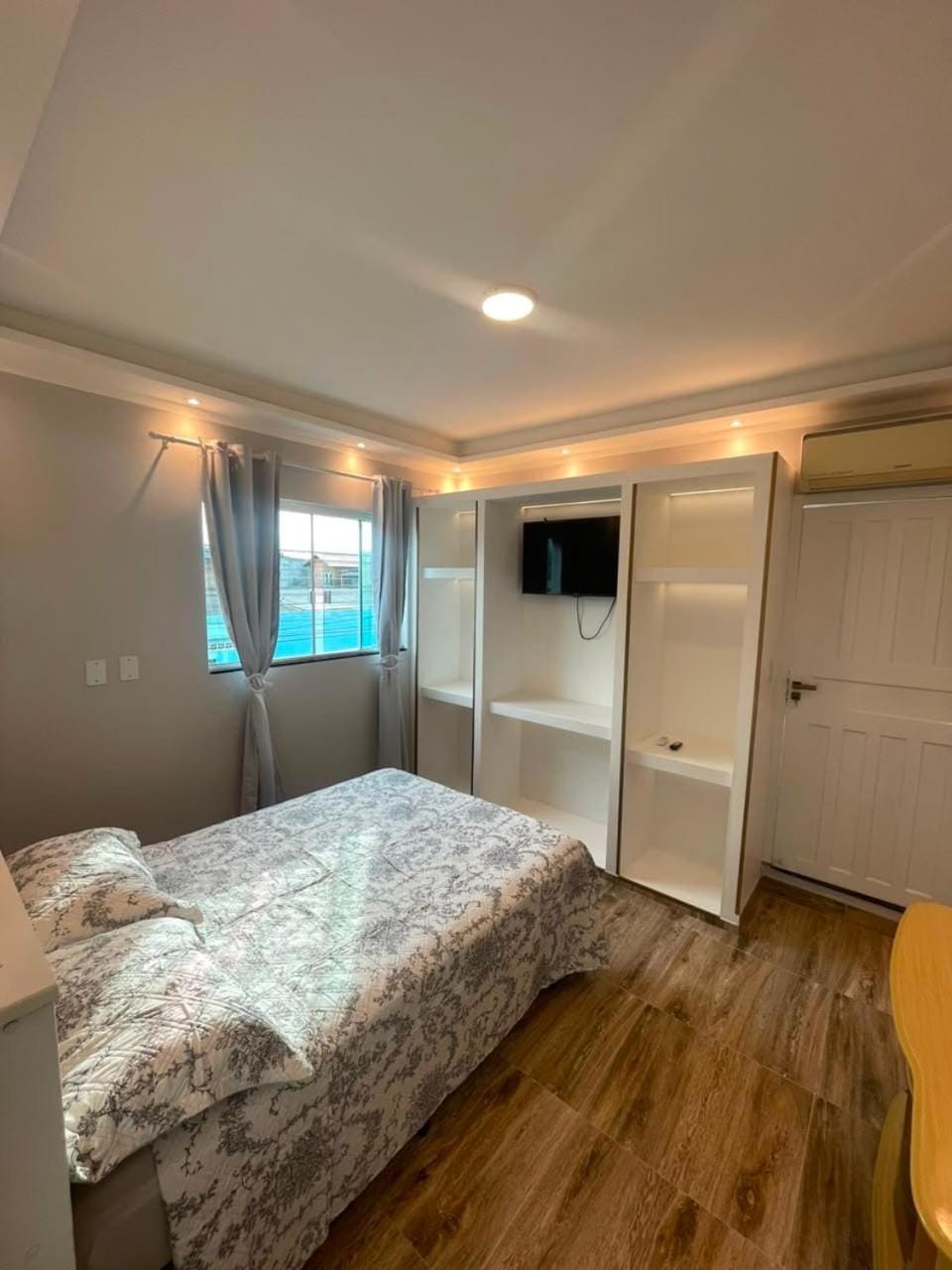 Bed, TV and multimedia, Bedroom, wardrobe
