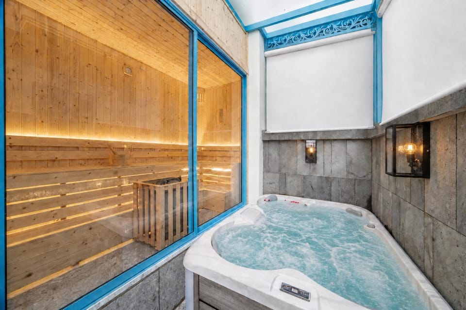 Hot Tub, Sauna