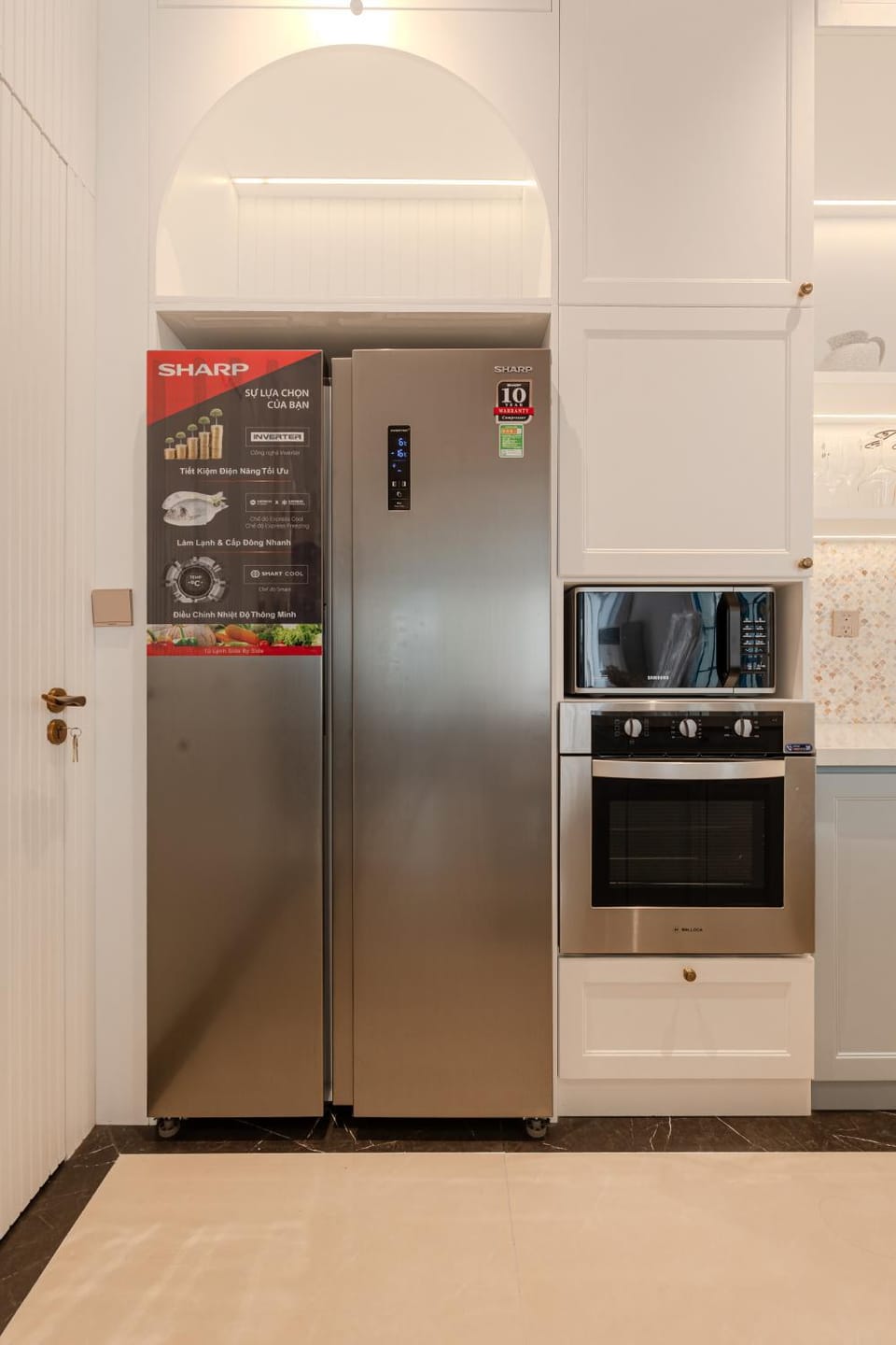 Kitchen or kitchenette, microwave, minibar, oven