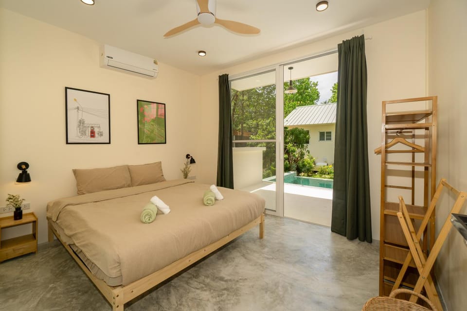 Bed, Photo of the whole room, Bedroom, towels