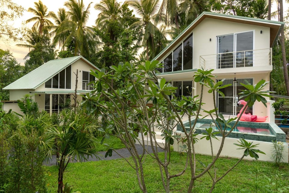 Property building, Day, Garden, Garden view, Pool view, Swimming pool