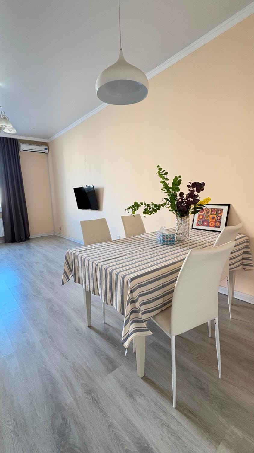 TV and multimedia, Living room, Seating area, Dining area