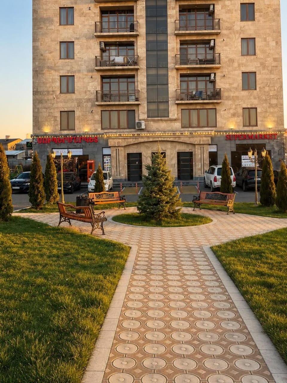 Property building, Day, Neighbourhood, Garden view, Location, Parking