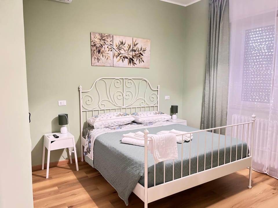 Bed, Bedroom, towels