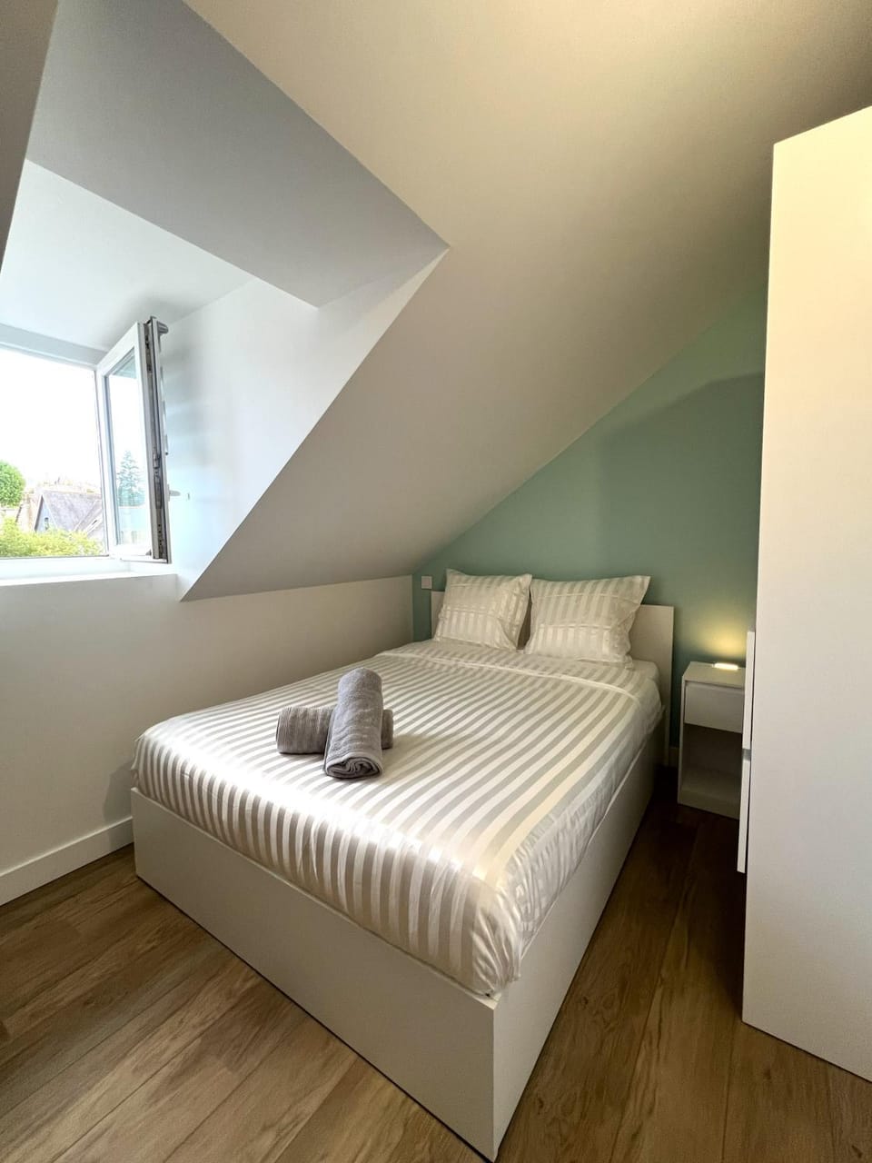 Bed, Photo of the whole room, Bedroom, towels