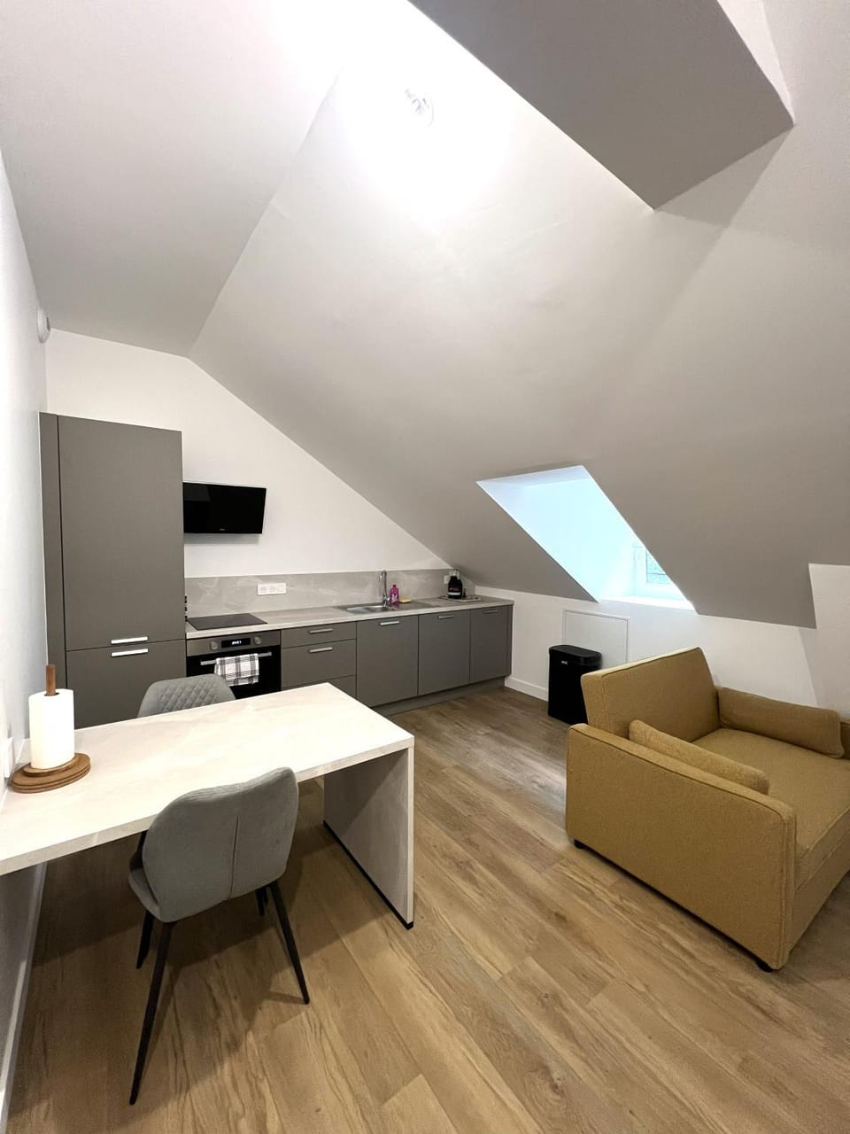 Coffee/tea facilities, Living room, Dining area, microwave, oven, stove, kitchen
