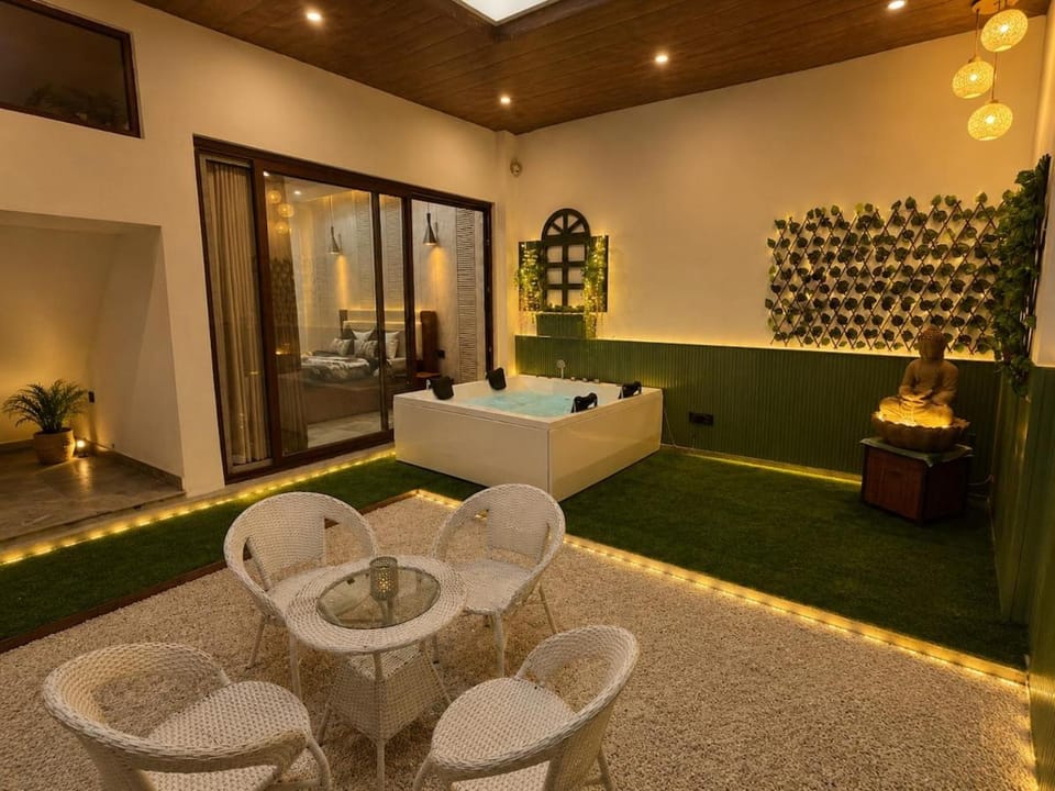 PARADiSE - 3bhk Villa with Jacuzzi by Modern Haven Villa in Jaipur