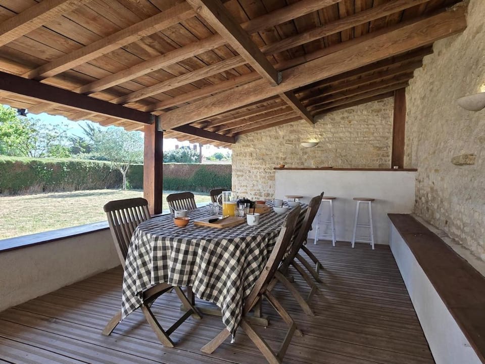 Ô Nid d'Hirondelle maison conviviale en pierres avec préau d'été House in Pays de la Loire