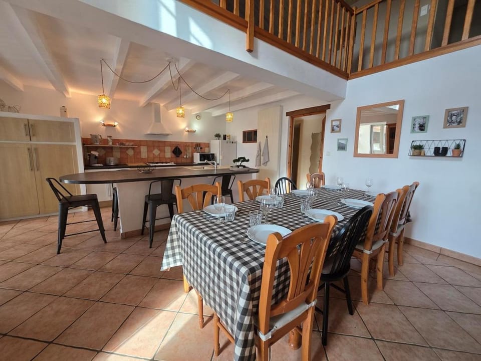 Ô Nid d'Hirondelle maison conviviale en pierres avec préau d'été House in Pays de la Loire